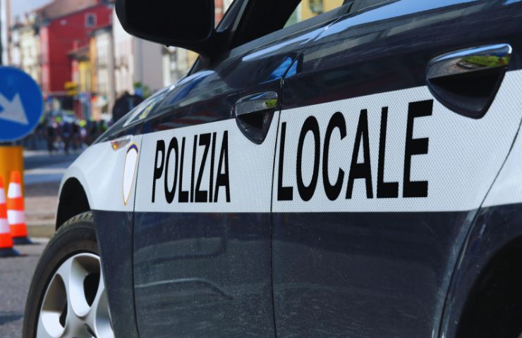 fiancata dell'auto della polizia locale