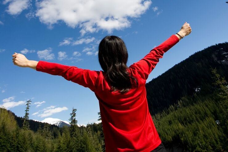 Donna esulta nella natura 