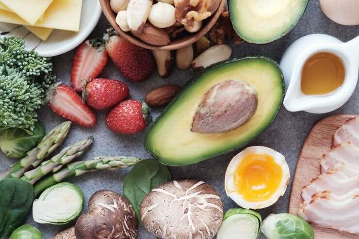 Alimenti come frutta, noci, avocado, funghi