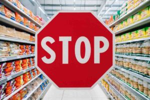 corsia supermercato e segnale di stop