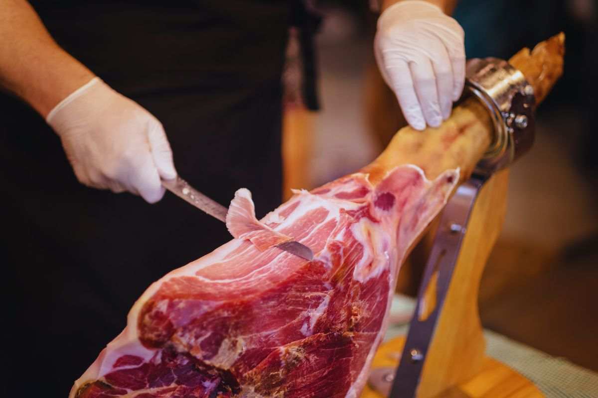 prosciutto tagliato al coltello