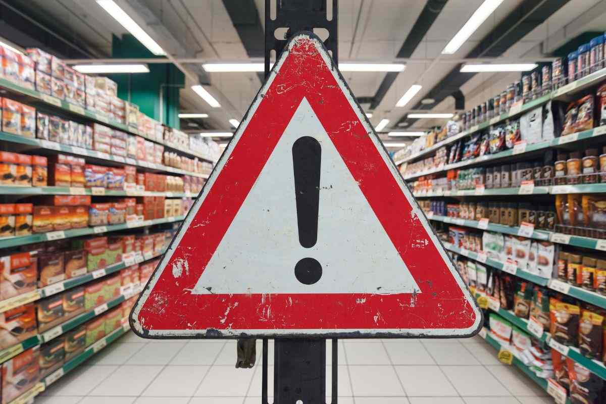 corridoio supermercato e segnale pericolo
