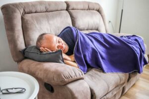 uomo che dorme sul divano