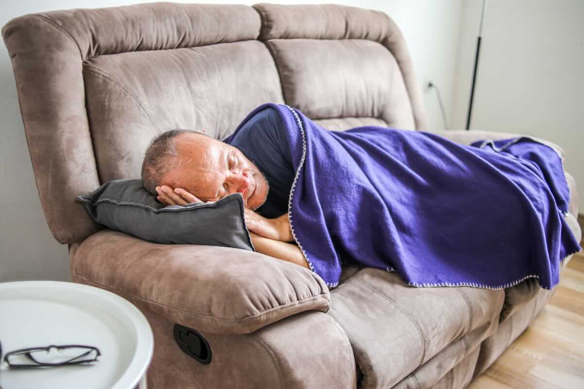 uomo che dorme sul divano