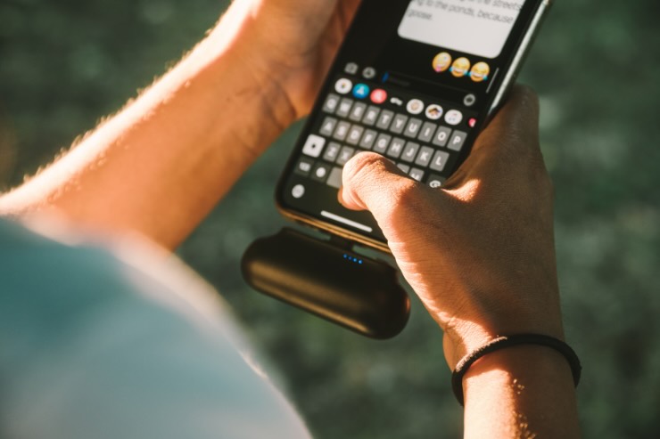 mani su smartphone