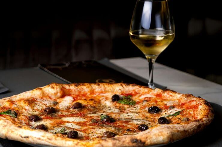 Pizza e calice di vino bianco