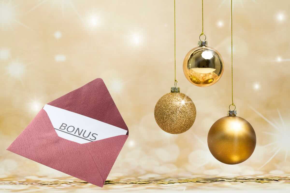 palline natale e busta con scritto bonus