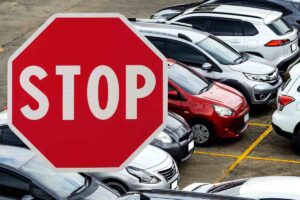 automobili e segnale stop