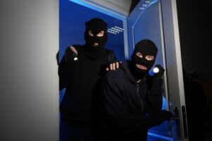 ladri che entrano in casa