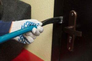 ladro apre porta casa con magnete