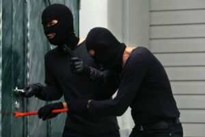 ladri che tentano di entrare in casa