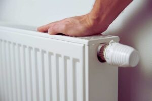 mano sul termosifone