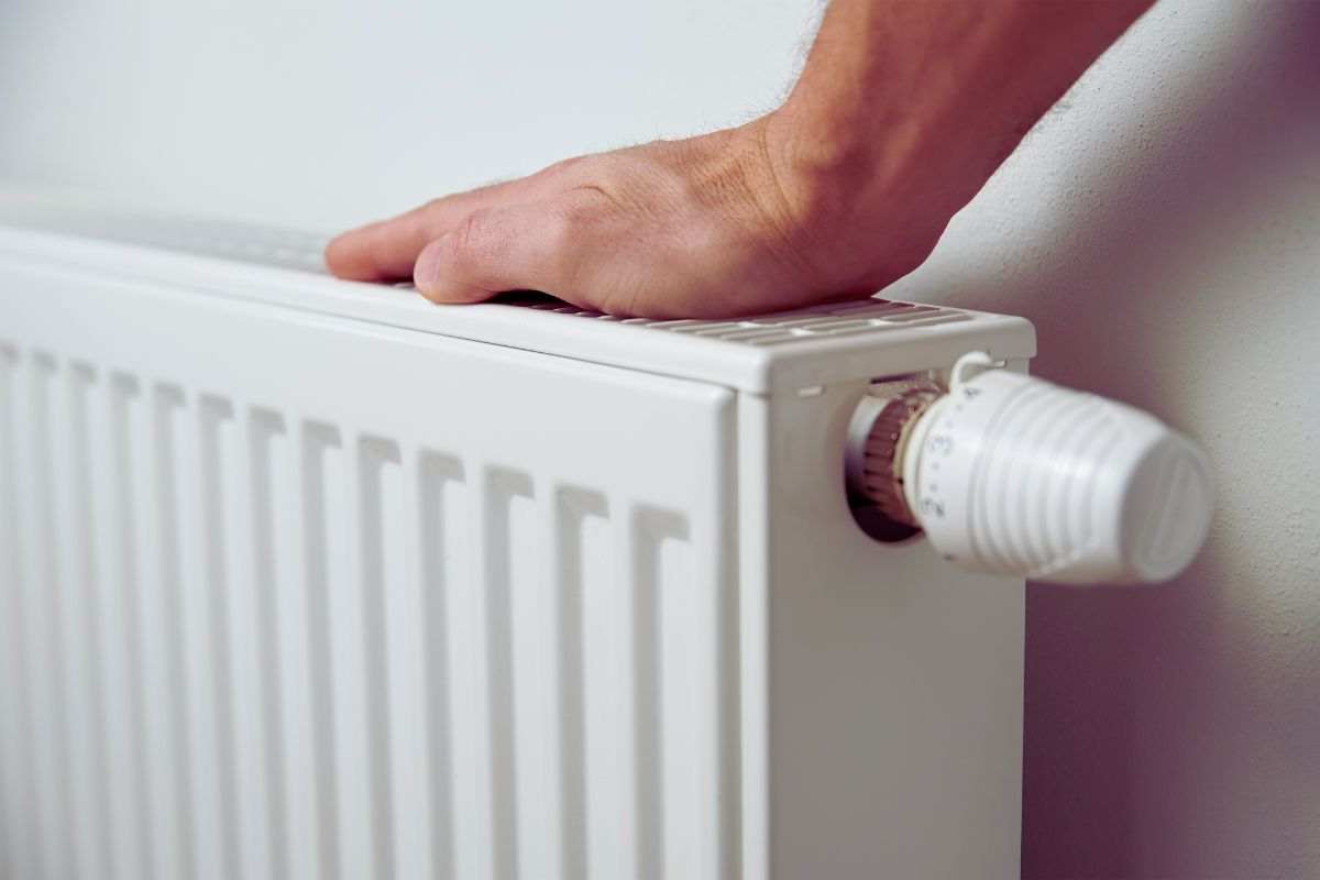 mano sul termosifone