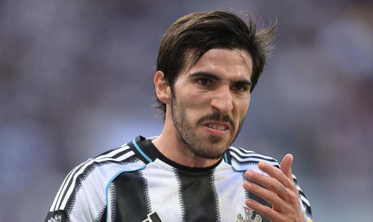 smorfia di tonali con la maglia del newcastle