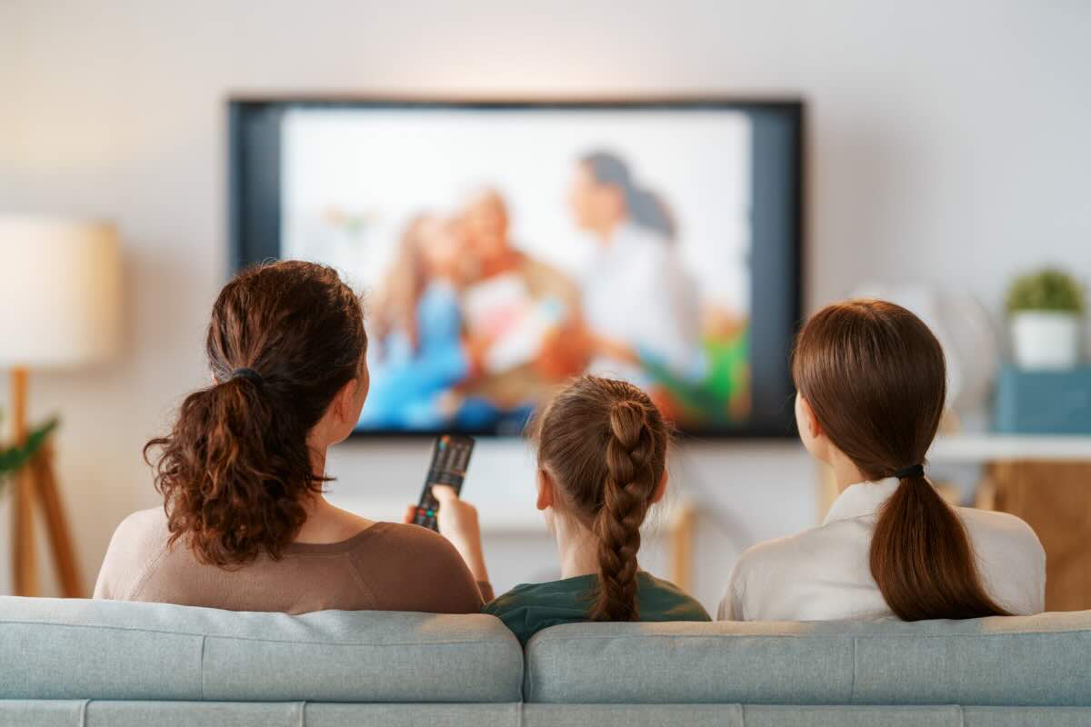gente che guarda tv