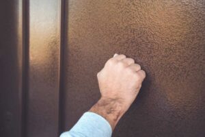 uomo che bussa alla porta
