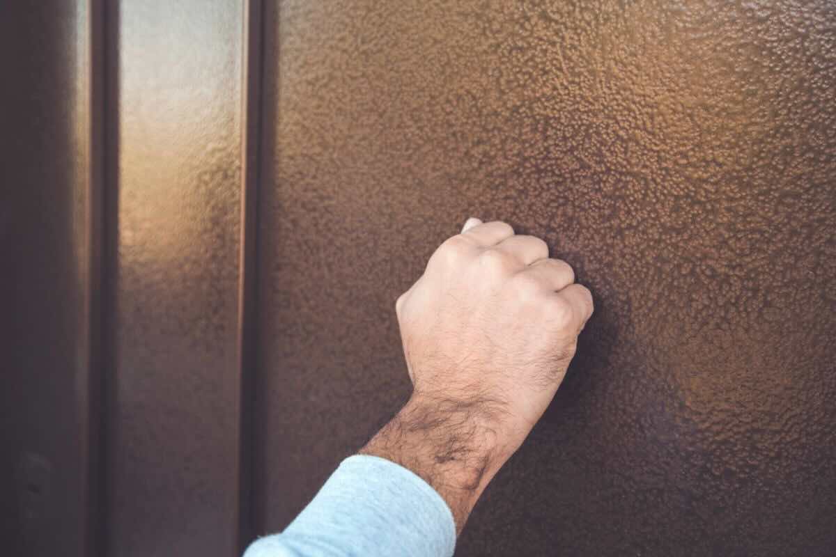 uomo che bussa alla porta