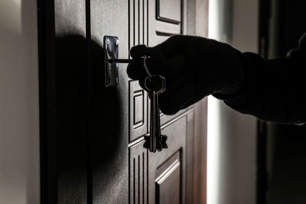 ladro che forza porta casa 