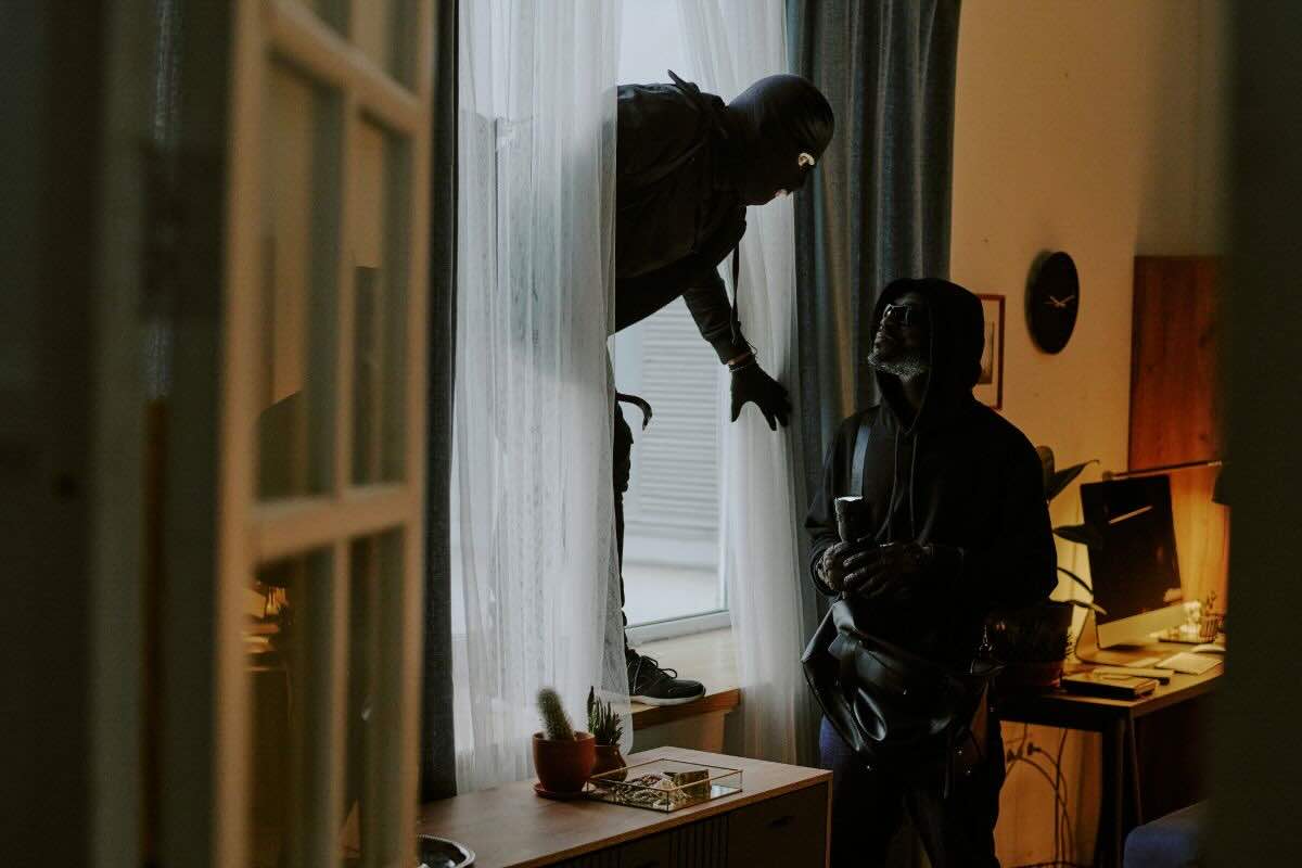 Un ladro è già in casa, l'altro entra dalla finestra