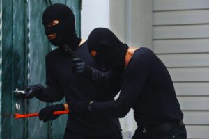 ladri entrano casa