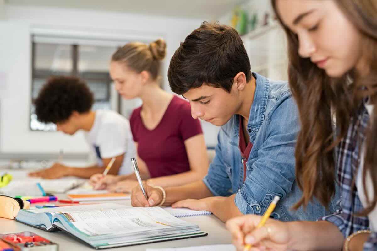 Ragazzi sui banchi che scrivono