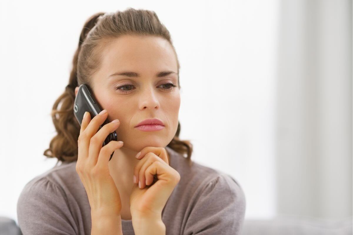 Donna al telefono