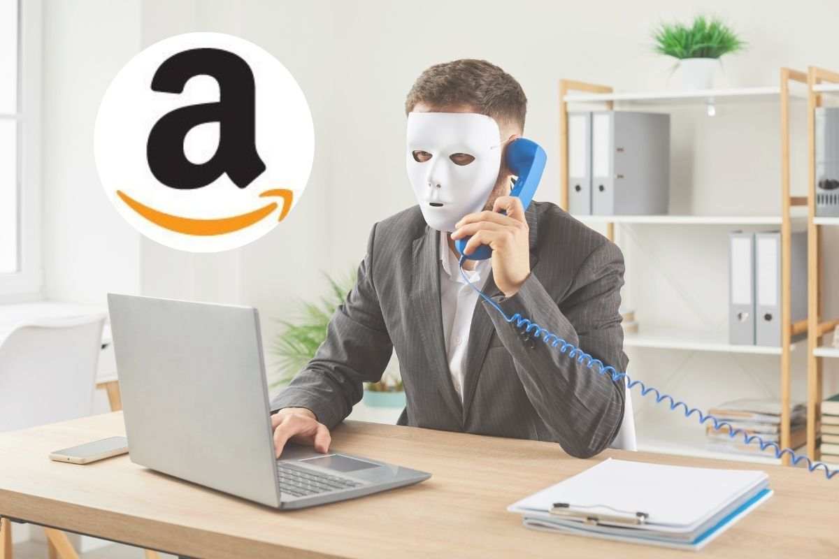 persona con maschera al telefono e logo amazon