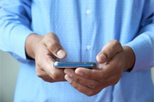 Mani uomo con smartphone