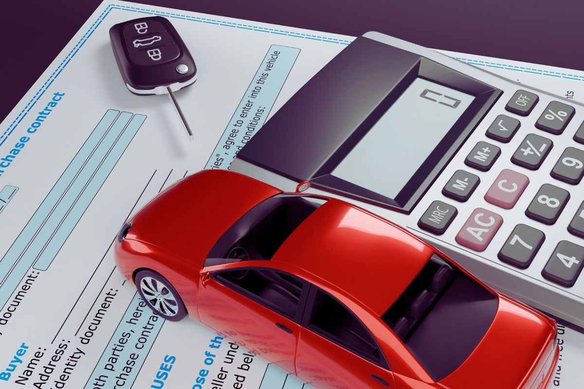 automobilino , chiave, fogli e calcolatrice