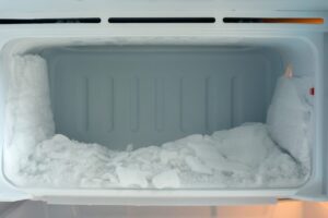 congelatore pieno di ghiaccio