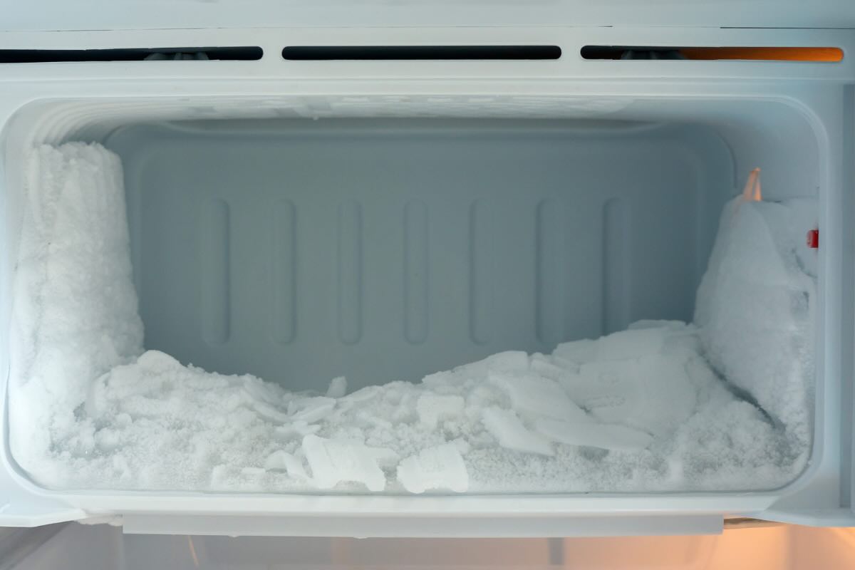 congelatore pieno di ghiaccio