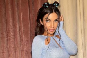 elettra lamborghini si manda i capelli dietro l'orecchio