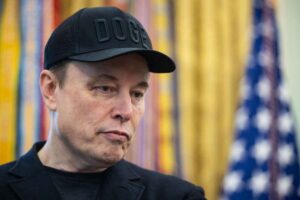 elon musk col cappello