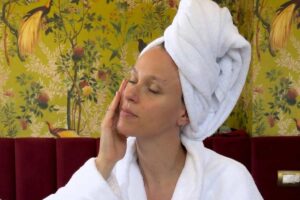 federica pellegrini si mette la crema con un turbante