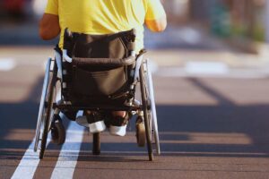 ragazzo sulla sedia a rotelle
