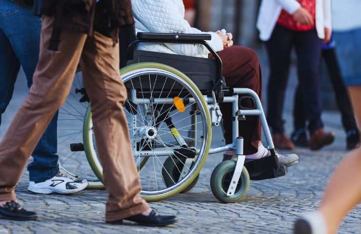 persona sulla sedia a rotelle