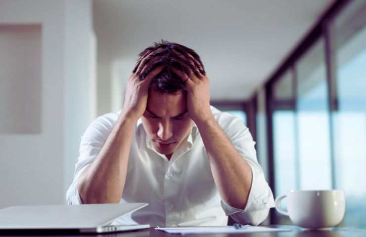 uomo con mani in testa