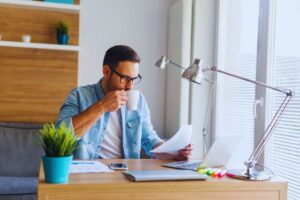 ragazzo beve seduto alla scrivania