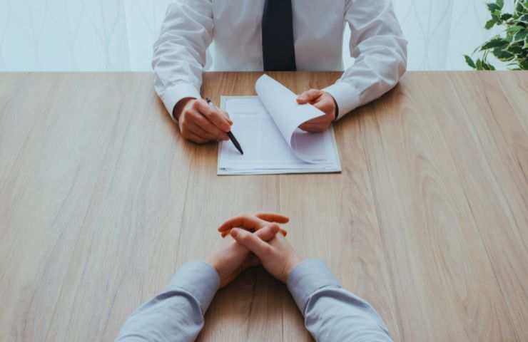 persona a un colloquio