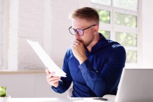 uomo che legge foglio