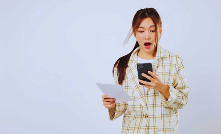 ragazza sconvolta con telefono in mano 