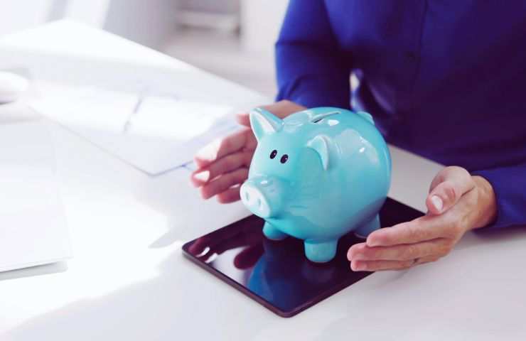 persona pesa porcellino salvadanaio