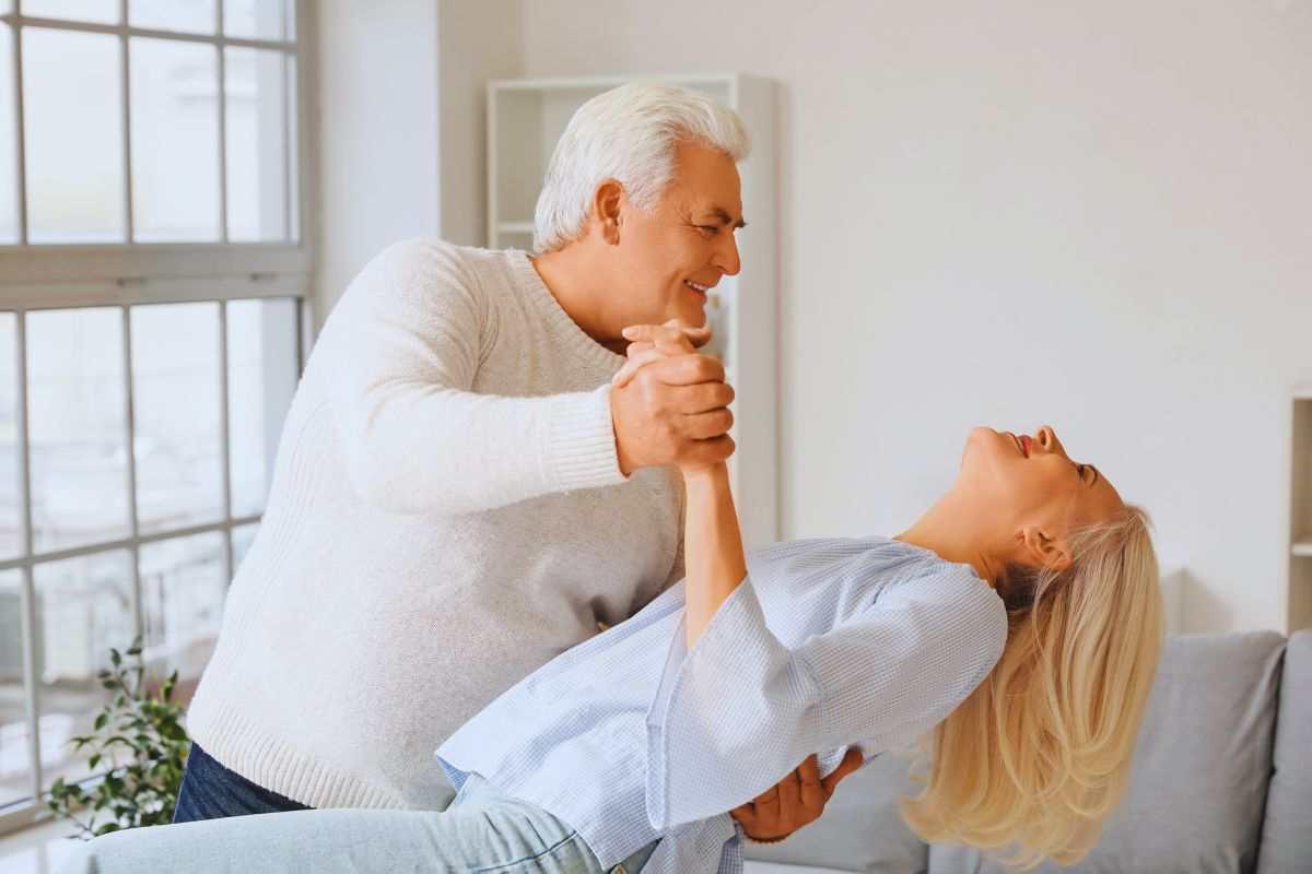 coppia anziani balla