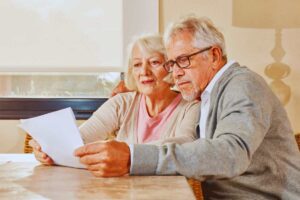 coppia di pensionati guarda foglio