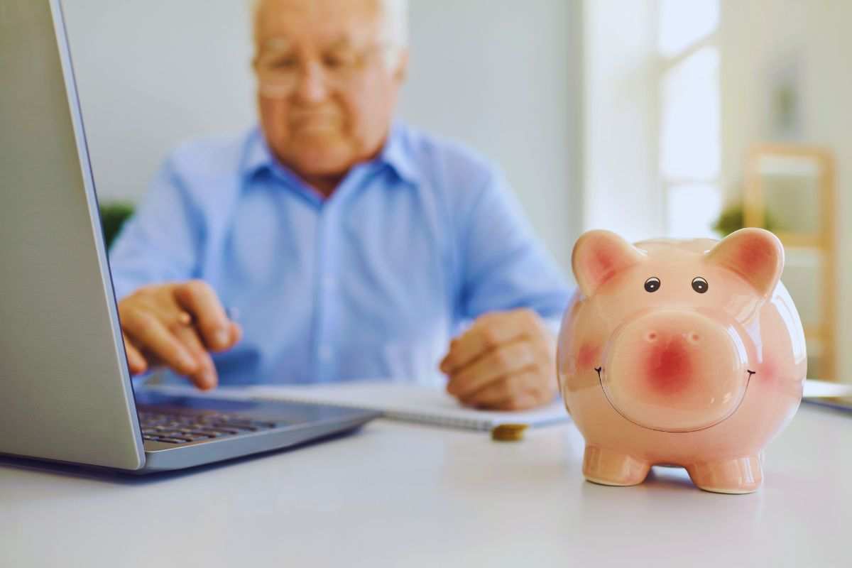 pensionato con salvadanaio