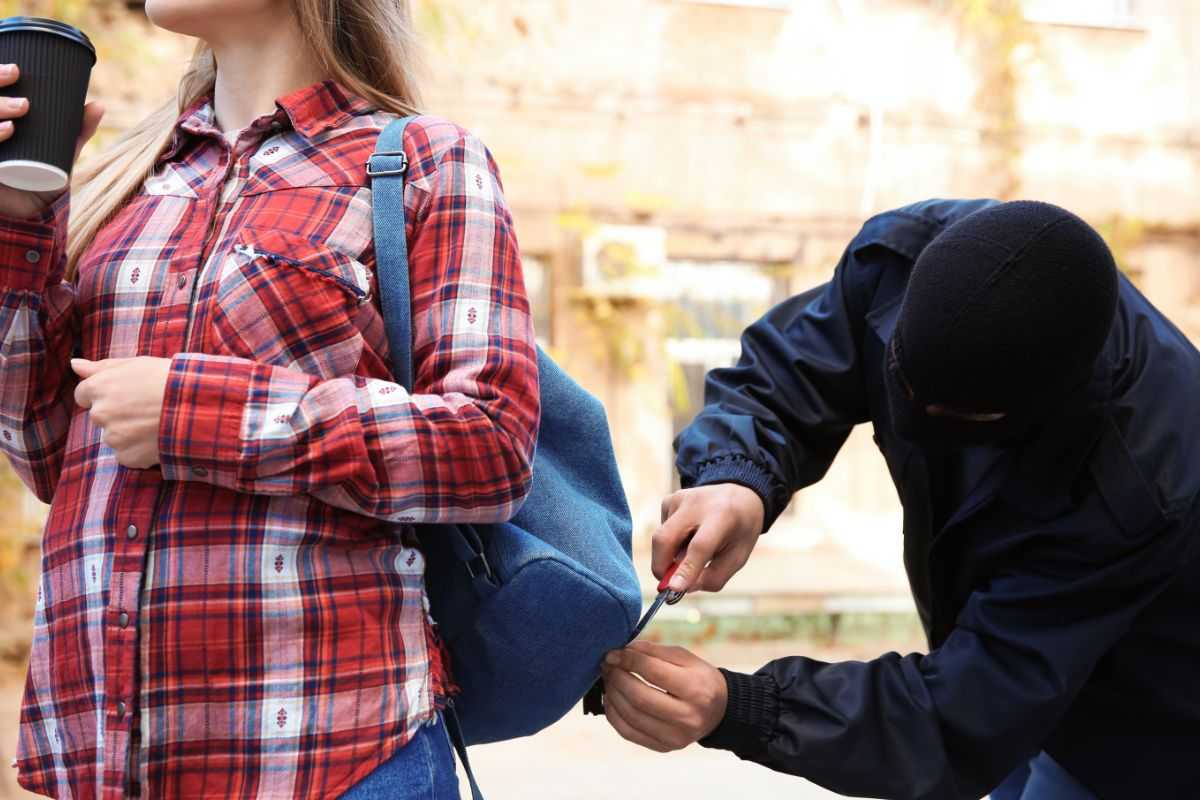 ladro che tenta di derubare ragazza