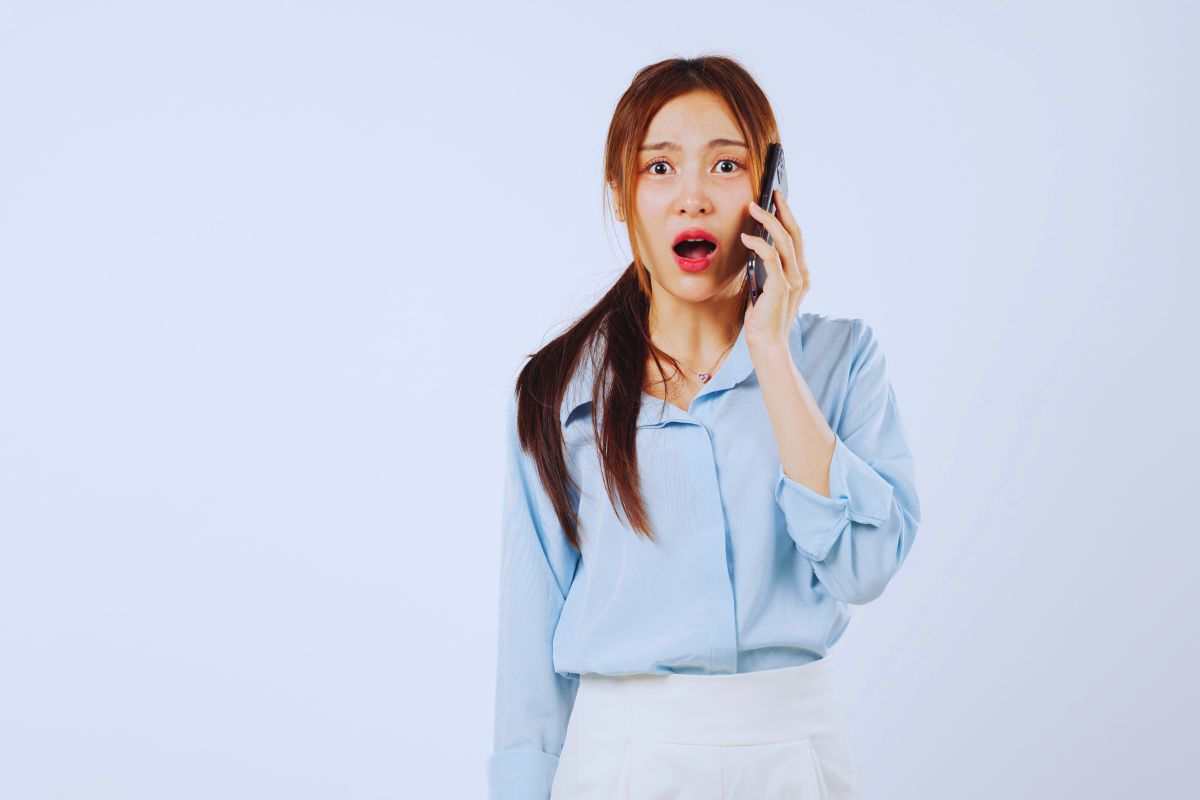 ragazza sorpresa al telefono