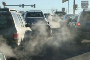 Auto nel traffico e inquinamento
