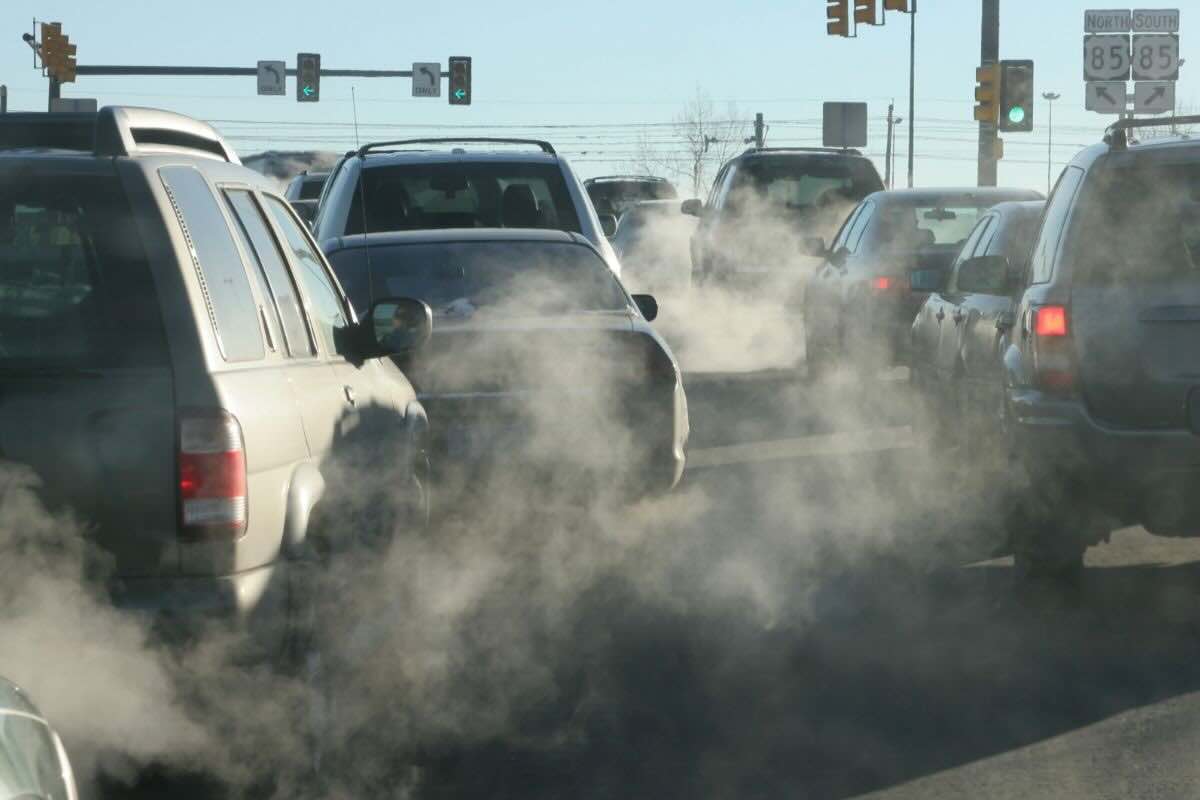 Auto nel traffico e inquinamento