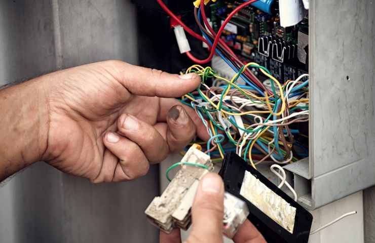 tecnico vicino ad impianto elettrico